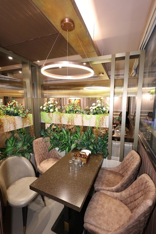 Imagen del bar/restaurante del Hotel THE SRM CRYSTAL. Foto 6