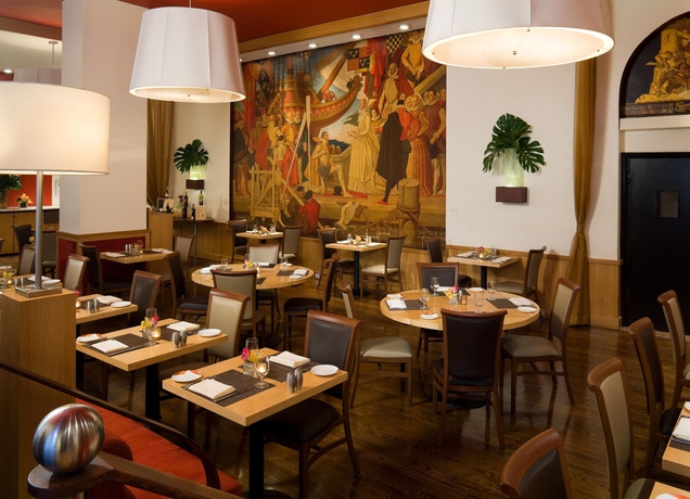 Imagen del bar/restaurante del Hotel THE WARWICK NEW YORK HOTEL. Foto 7