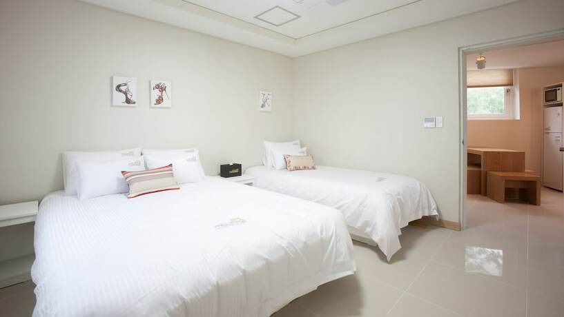 Imagen de la habitación del Hotel THEMARINE poolvillaandspa. Foto 2