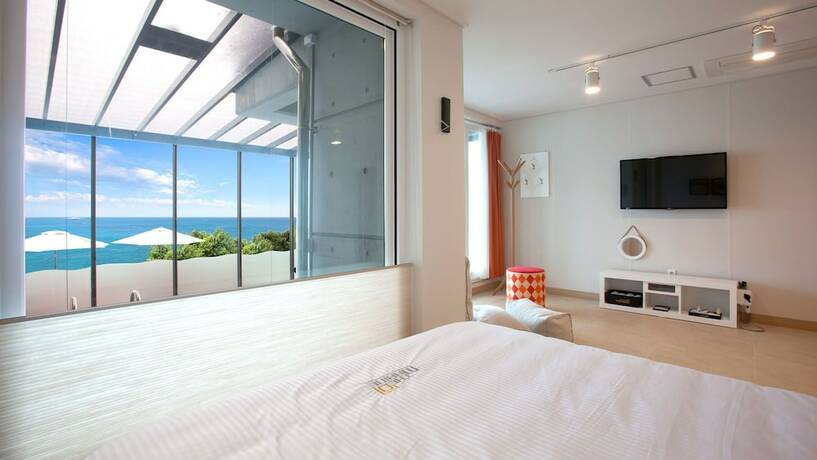 Imagen de la habitación del Hotel THEMARINE poolvillaandspa. Foto 3