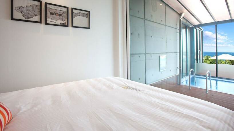 Imagen de la habitación del Hotel THEMARINE poolvillaandspa. Foto 6