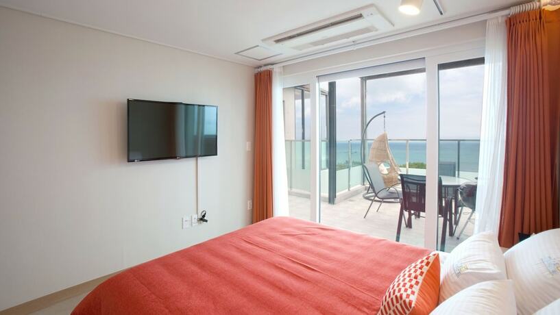 Imagen de la habitación del Hotel THEMARINE poolvillaandspa. Foto 7