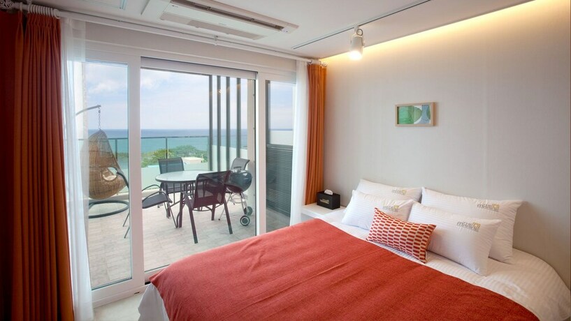 Imagen de la habitación del Hotel THEMARINE poolvillaandspa. Foto 9