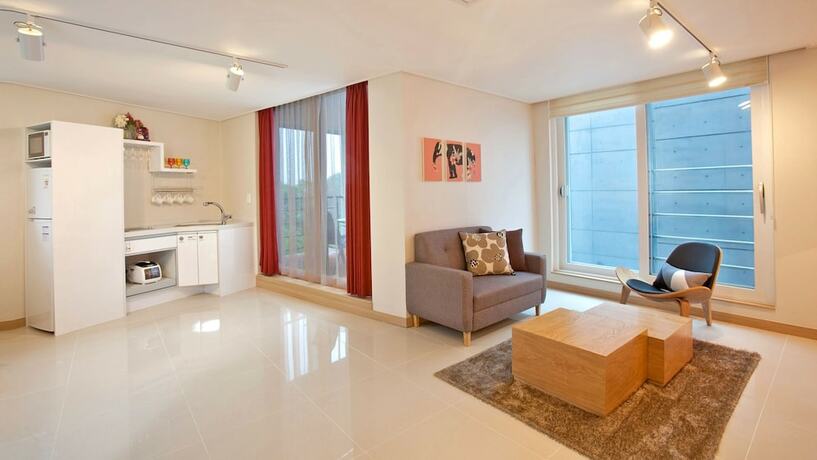 Imagen de la habitación del Hotel THEMARINE poolvillaandspa. Foto 11