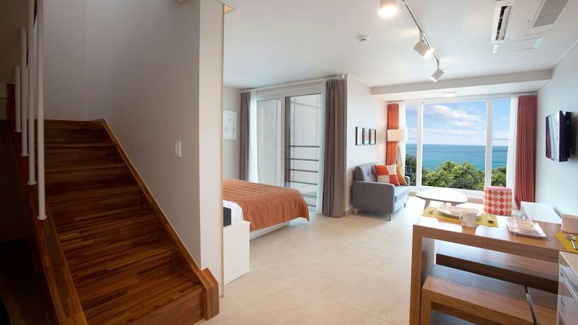 Imagen de la habitación del Hotel THEMARINE poolvillaandspa. Foto 12