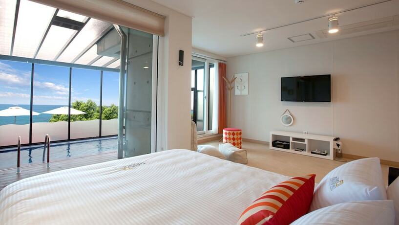 Imagen de la habitación del Hotel THEMARINE poolvillaandspa. Foto 17