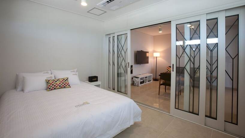 Imagen de la habitación del Hotel THEMARINE poolvillaandspa. Foto 20