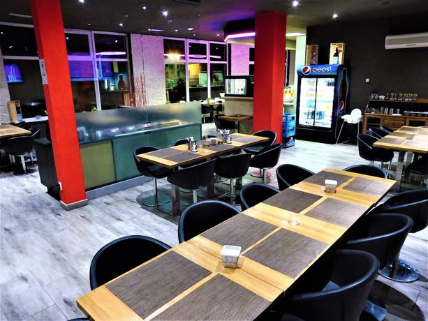 Imagen del bar/restaurante del Hotel TIF hotel and restaurant. Foto 2