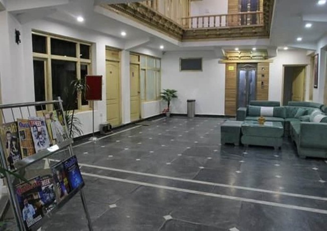 Imagen de los interiores del Hotel TIH Chonjor Residency. Foto 18
