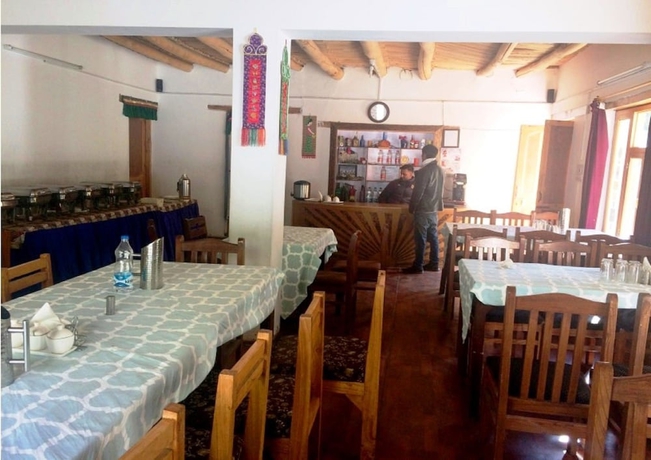 Imagen del bar/restaurante del Hotel TIH Desert Oasis Camp - Hunder. Foto 6