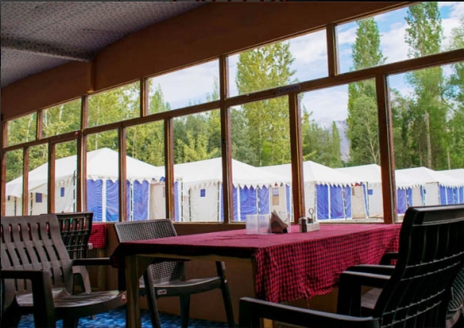 Imagen del bar/restaurante del Hotel TIH Julley World Camp. Foto 4