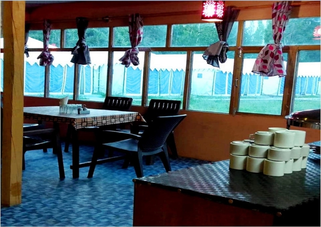 Imagen del bar/restaurante del Hotel TIH Julley World Camp. Foto 6