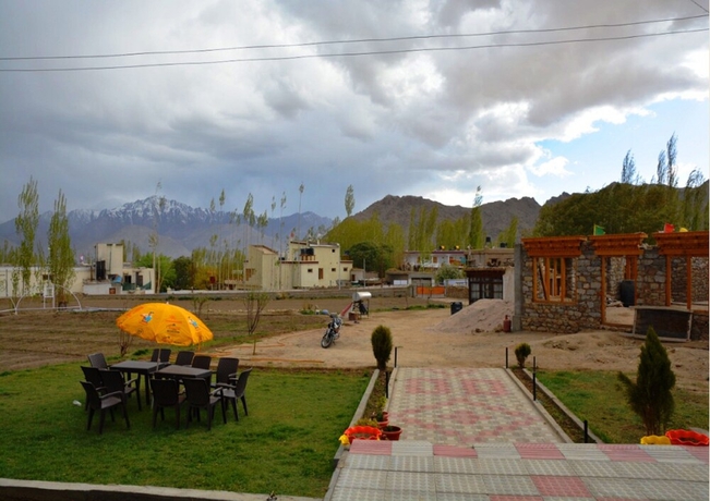 Imagen de los exteriores del Hotel TIH Khushu Guest House. Foto 16