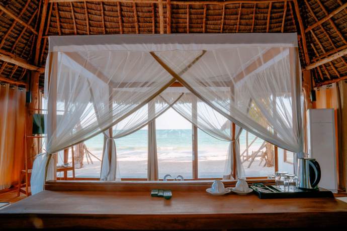 Imagen de la habitación del Hotel TIKI Beach Club and Resort. Foto 2