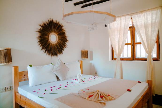 Imagen de la habitación del Hotel TIKI Beach Club and Resort. Foto 9