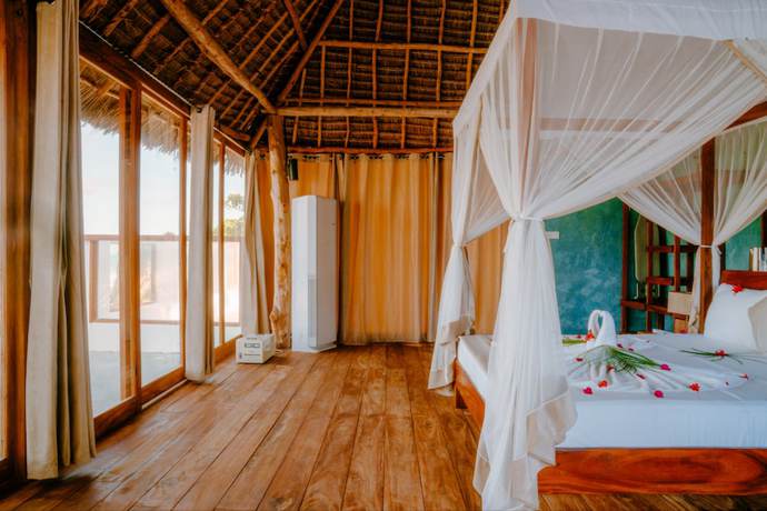 Imagen de la habitación del Hotel TIKI Beach Club and Resort. Foto 10
