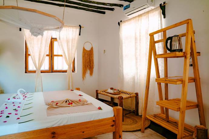 Imagen de la habitación del Hotel TIKI Beach Club and Resort. Foto 12