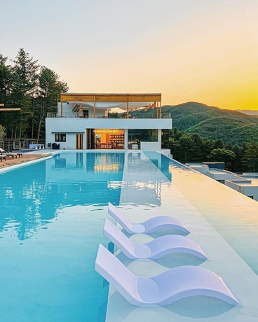 Imagen de la piscina del Hotel TIVOLIVILLE SPA AND POOLVILLA. Foto 16