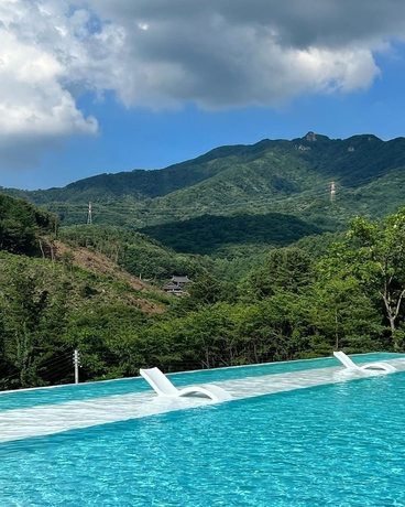 Imagen de la piscina del Hotel TIVOLIVILLE SPA AND POOLVILLA. Foto 17