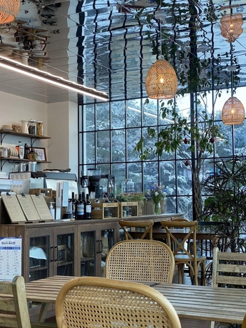 Imagen del bar/restaurante del Hotel TIVOLIVILLE SPA AND POOLVILLA. Foto 2