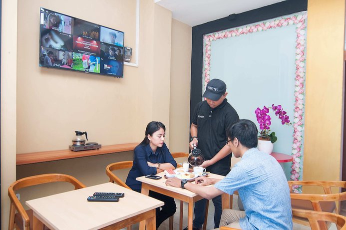 Imagen del bar/restaurante del Hotel TONITEL Malioboro Yogyakarta - Hostel. Foto 4