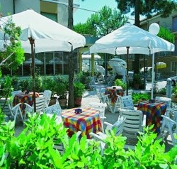 Imagen de los exteriores del Hotel TONNI. Foto 4