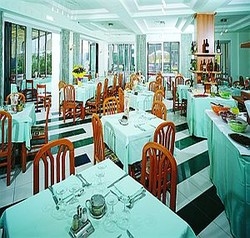 Imagen del bar/restaurante del Hotel TONNI. Foto 2