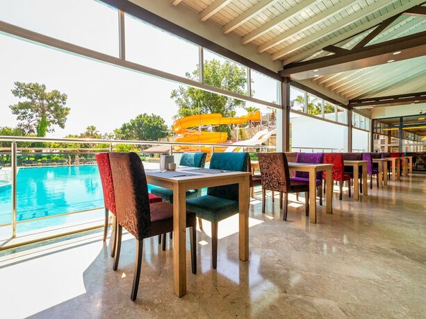Imagen del bar/restaurante del Hotel TRANSATLANTIK BEACH BELDİBİ. Foto 16