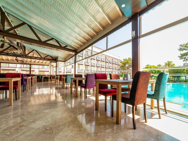 Imagen del bar/restaurante del Hotel TRANSATLANTIK BEACH BELDİBİ. Foto 21