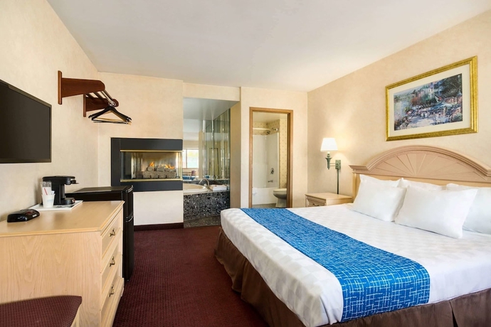 Imagen de la habitación del Hotel TRAVELODGE NIAGARA FALLS. Foto 12