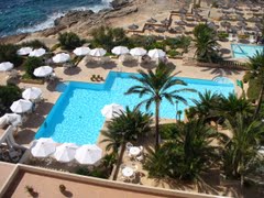 Imagen de la piscina del Hotel TRES PLAYAS. Foto 4