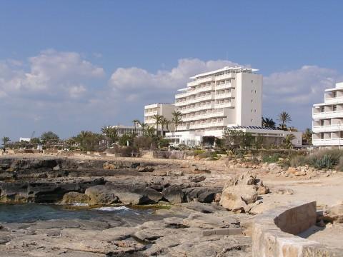 Imagen de los exteriores del Hotel TRES PLAYAS. Foto 2