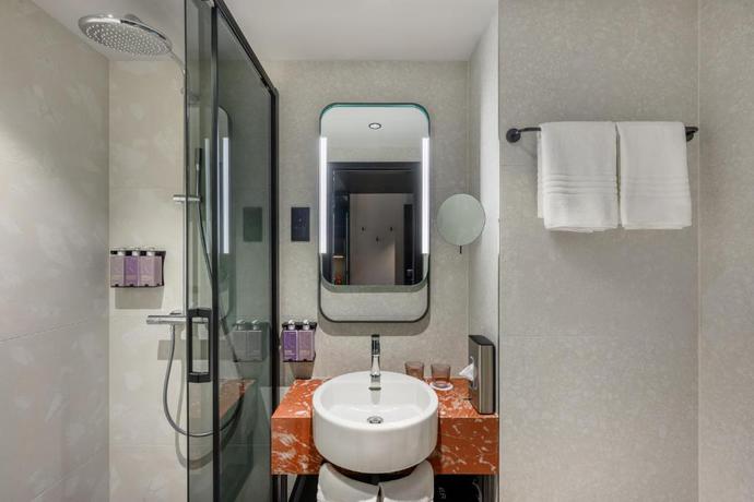 Imagen de la habitación del Hotel TRIBE Budapest Airport. Foto 5