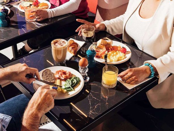 Imagen del bar/restaurante del Hotel TRIBE Budapest Airport. Foto 2