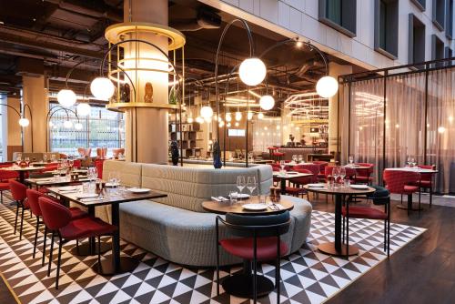 Imagen del bar/restaurante del Hotel TRIBE Manchester Airport. Foto 10
