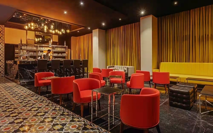 Imagen del bar/restaurante del Hotel TRITON BY SHYAMA HOTELS and RESORTS. Foto 3