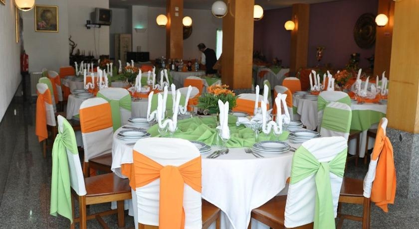 Imagen del bar/restaurante del Hotel TROPICAL PROMISES - POVOA DE VARZIM. Foto 1