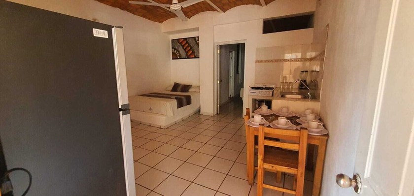 Imagen de la habitación del Hotel TROPICAL SUITE. Foto 2
