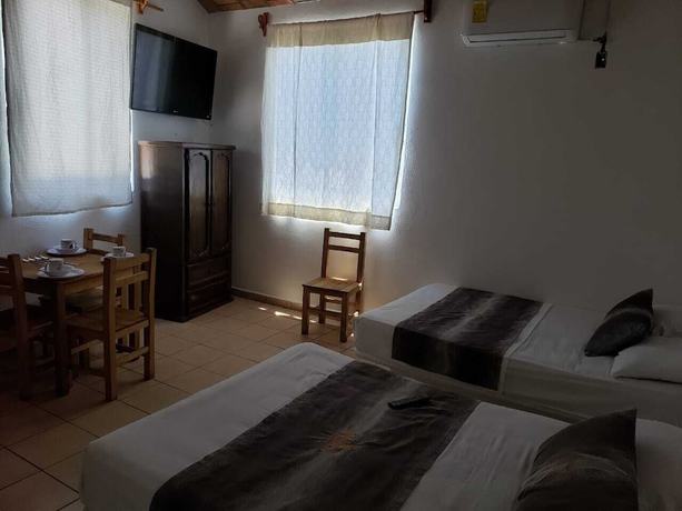 Imagen de la habitación del Hotel TROPICAL SUITE. Foto 16