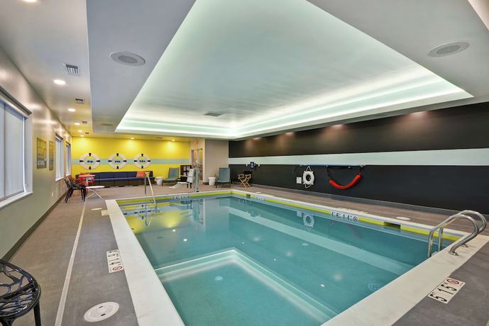 Imagen de la piscina del Hotel TRU By Hilton Winchester. Foto 20