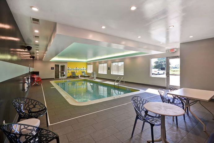 Imagen de la piscina del Hotel TRU by Hilton Denver. Foto 20