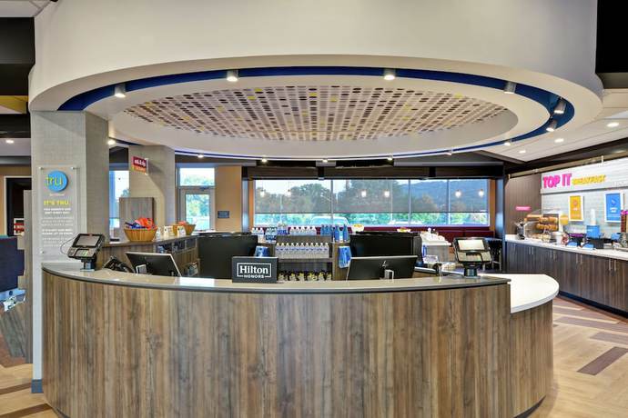 Imagen de los interiores del Hotel TRU by Hilton Denver. Foto 18