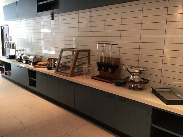 Imagen del bar/restaurante del Hotel TRYP by Wyndham Orlando. Foto 3