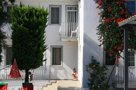 Imagen de los exteriores del Hotel TUGAY. Foto 19