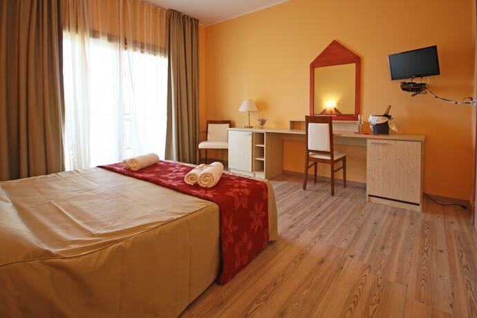 Imagen de la habitación del Hotel Ta 2 Pefka. Foto 19