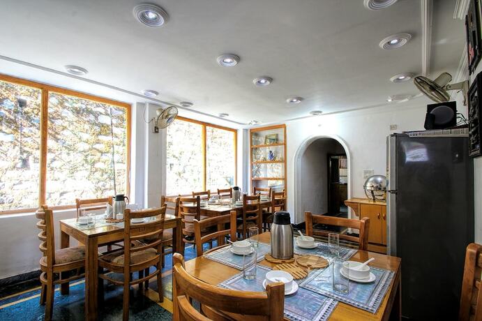 Imagen del bar/restaurante del Hotel Tag Resorts Lavanya, Bhimtal. Foto 4