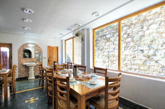 Imagen del bar/restaurante del Hotel Tag Resorts Lavanya, Bhimtal. Foto 5