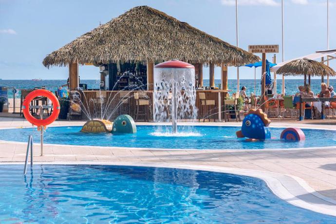 Imagen de la piscina del Hotel Tahiti Playa. Foto 21