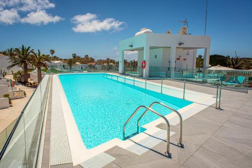 Imagen de la piscina del Hotel Taimar. Foto 16