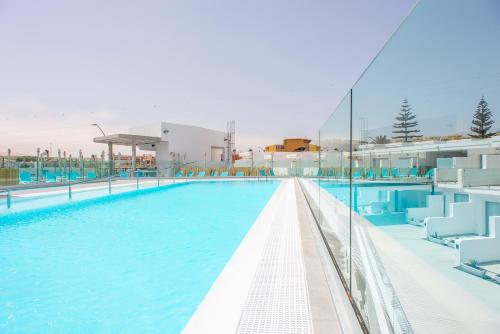 Imagen de la piscina del Hotel Taimar. Foto 20